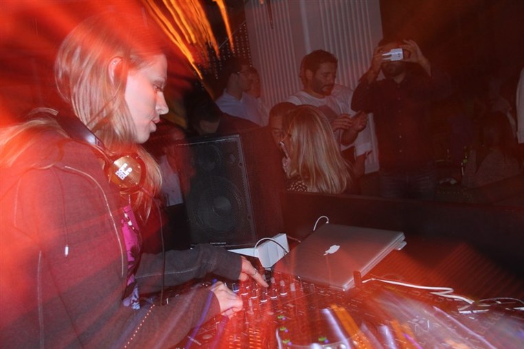 Nora En Pure LIVE at INDIE